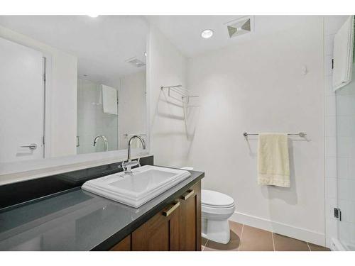 812-222 Riverfront Avenue Sw, Calgary, AB - Indoor Photo Showing Bathroom