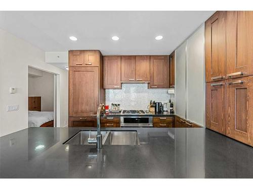 812-222 Riverfront Avenue Sw, Calgary, AB - Indoor Photo Showing Kitchen With Double Sink With Upgraded Kitchen