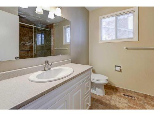 14547 Parkland Boulevard Se, Calgary, AB - Indoor Photo Showing Bathroom