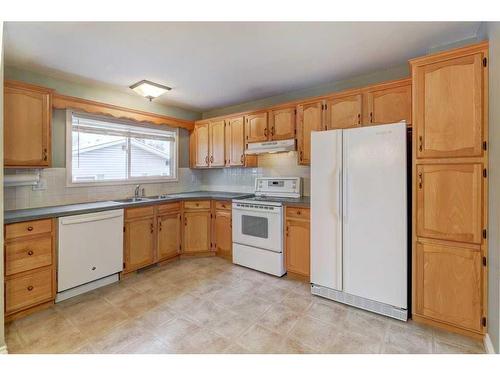 14547 Parkland Boulevard Se, Calgary, AB - Indoor Photo Showing Kitchen With Double Sink