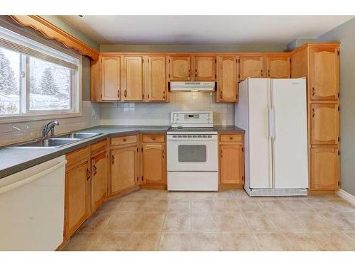 14547 Parkland Boulevard Se, Calgary, AB - Indoor Photo Showing Kitchen With Double Sink