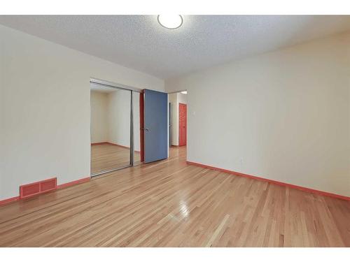 9927 5 Street Se, Calgary, AB - Indoor Photo Showing Other Room