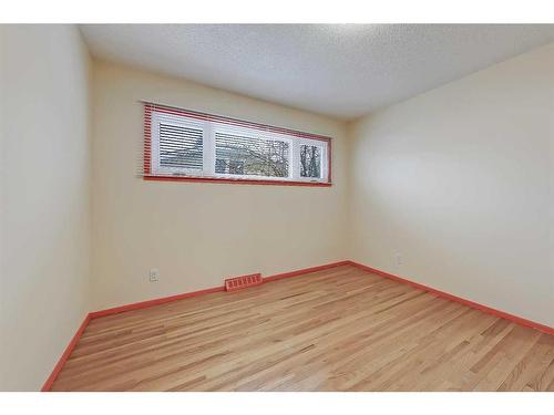 9927 5 Street Se, Calgary, AB - Indoor Photo Showing Other Room