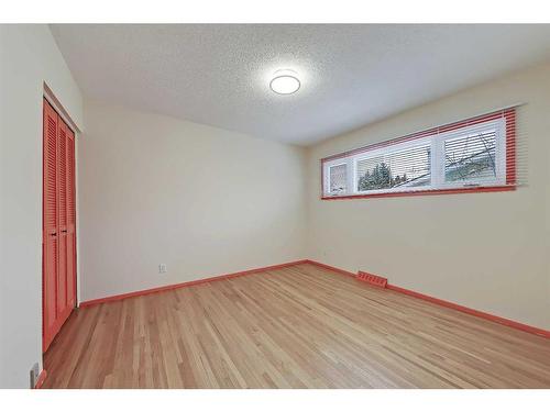 9927 5 Street Se, Calgary, AB - Indoor Photo Showing Other Room