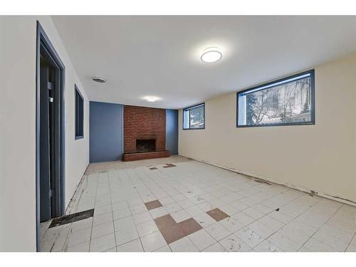 9927 5 Street Se, Calgary, AB - Indoor Photo Showing Other Room