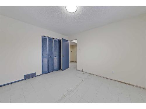 9927 5 Street Se, Calgary, AB - Indoor Photo Showing Other Room