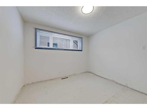 9927 5 Street Se, Calgary, AB - Indoor Photo Showing Other Room