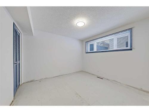 9927 5 Street Se, Calgary, AB - Indoor Photo Showing Other Room