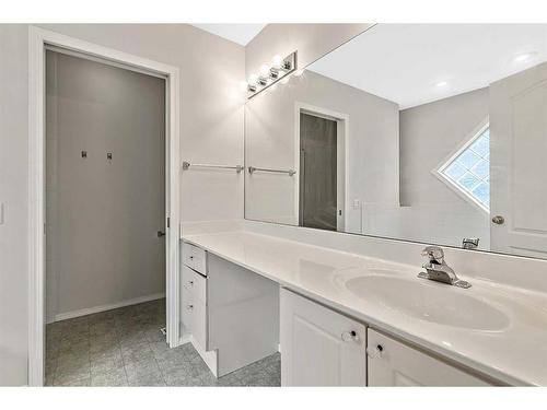 265 Somerside Park Sw, Calgary, AB - Indoor Photo Showing Bathroom