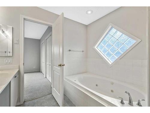 265 Somerside Park Sw, Calgary, AB - Indoor Photo Showing Bathroom