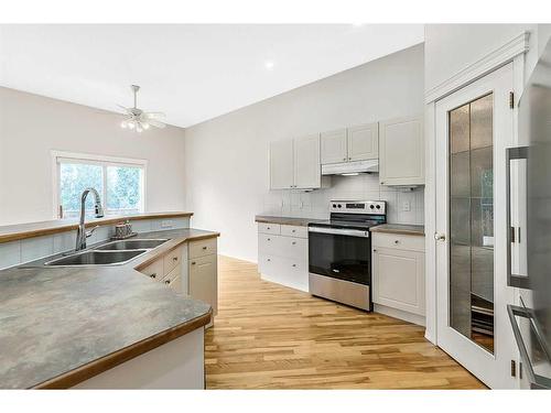 265 Somerside Park Sw, Calgary, AB - Indoor Photo Showing Kitchen With Double Sink