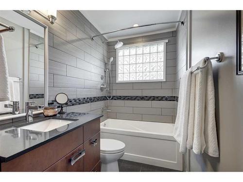 6616 34 Street Sw, Calgary, AB - Indoor Photo Showing Bathroom