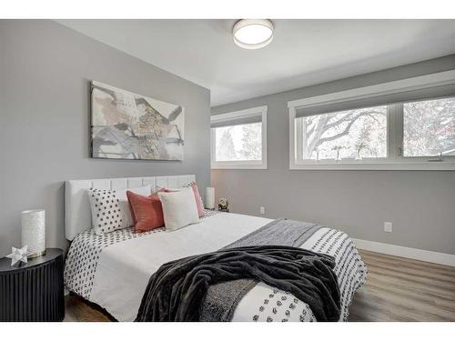 6616 34 Street Sw, Calgary, AB - Indoor Photo Showing Bedroom