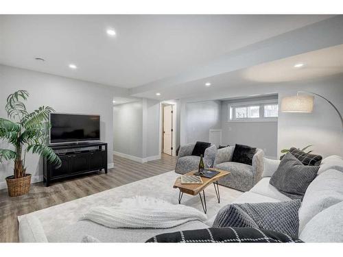 6616 34 Street Sw, Calgary, AB - Indoor Photo Showing Living Room