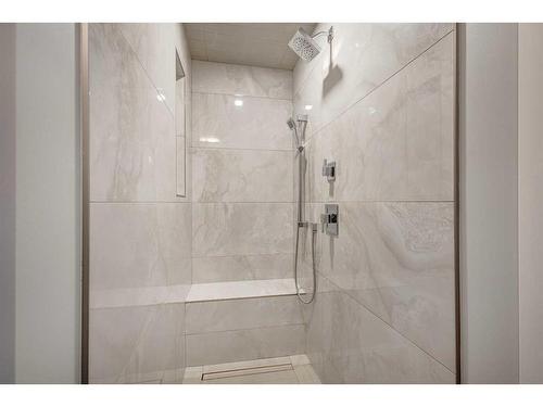 6616 34 Street Sw, Calgary, AB - Indoor Photo Showing Bathroom