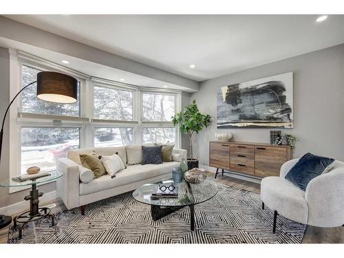 6616 34 Street Sw, Calgary, AB - Indoor Photo Showing Living Room