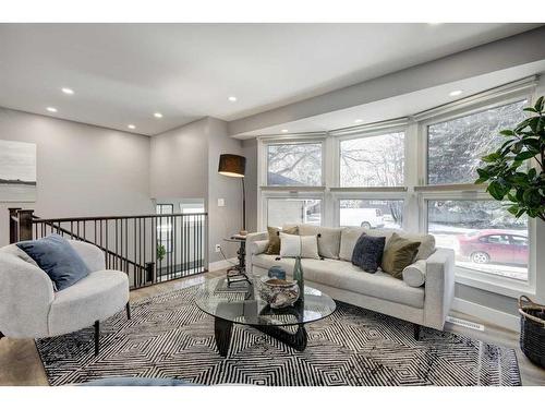 6616 34 Street Sw, Calgary, AB - Indoor Photo Showing Living Room