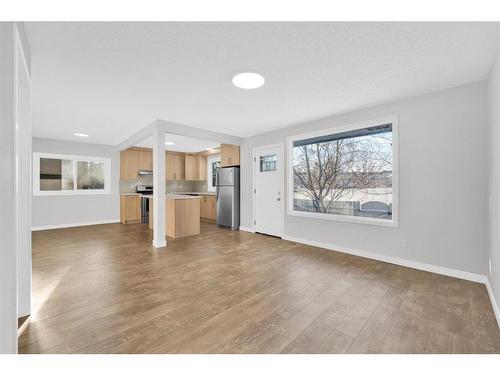 18-175 Manora Place Ne, Calgary, AB - Indoor Photo Showing Living Room