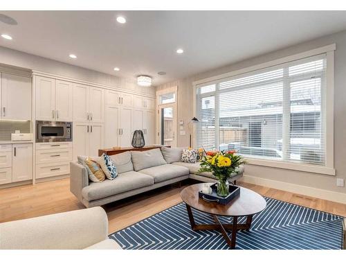 1937 47 Avenue Sw, Calgary, AB - Indoor Photo Showing Living Room