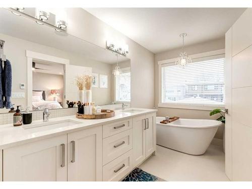 1937 47 Avenue Sw, Calgary, AB - Indoor Photo Showing Bathroom