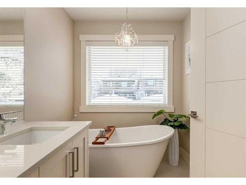 1937 47 Avenue Sw, Calgary, AB - Indoor Photo Showing Bathroom