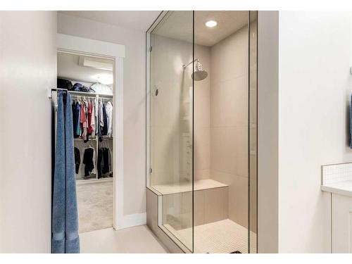 1937 47 Avenue Sw, Calgary, AB - Indoor Photo Showing Bathroom