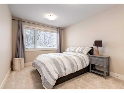 1937 47 Avenue Sw, Calgary, AB - Indoor Photo Showing Bedroom