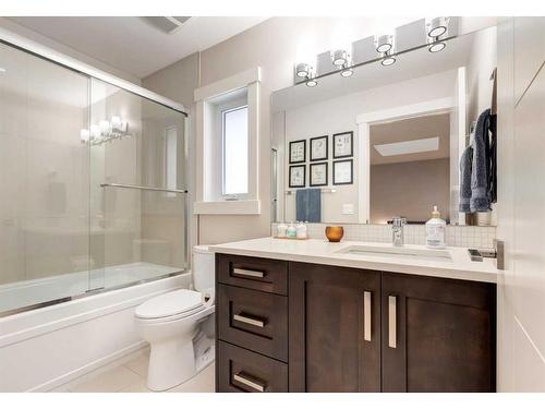 1937 47 Avenue Sw, Calgary, AB - Indoor Photo Showing Bathroom