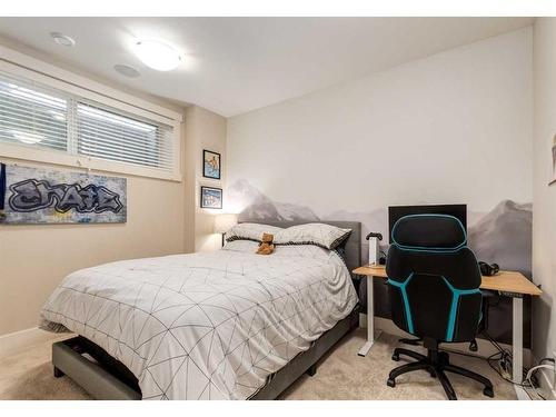 1937 47 Avenue Sw, Calgary, AB - Indoor Photo Showing Bedroom