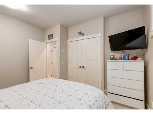 1937 47 Avenue Sw, Calgary, AB - Indoor Photo Showing Bedroom