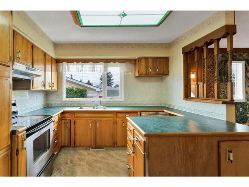 9831 Alcott Road Se, Calgary, AB - Indoor Photo Showing Kitchen