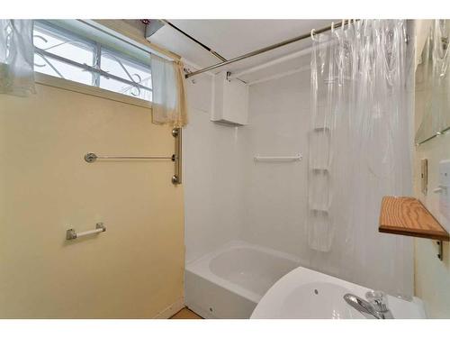 9831 Alcott Road Se, Calgary, AB - Indoor Photo Showing Bathroom