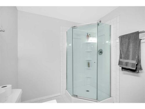 260 Copperstone Gardens Se, Calgary, AB - Indoor Photo Showing Bathroom