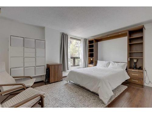 220-1304 15 Avenue Sw, Calgary, AB - Indoor Photo Showing Bedroom