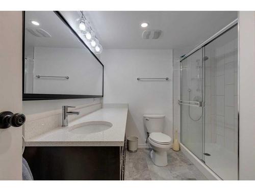 220-1304 15 Avenue Sw, Calgary, AB - Indoor Photo Showing Bathroom