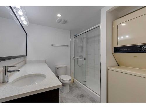 220-1304 15 Avenue Sw, Calgary, AB - Indoor Photo Showing Bathroom