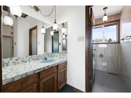 251 Maunsell Close Ne, Calgary, AB - Indoor Photo Showing Bathroom