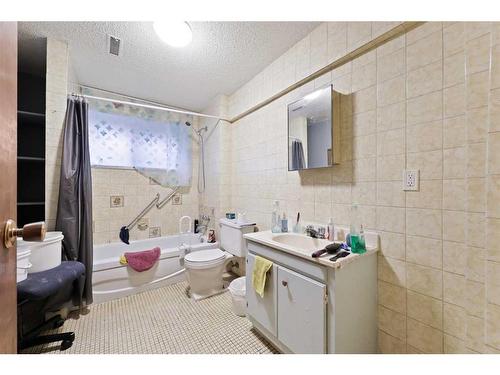 251 Maunsell Close Ne, Calgary, AB - Indoor Photo Showing Bathroom