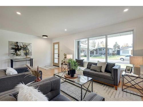 10632 Waneta Crescent Se, Calgary, AB - Indoor Photo Showing Living Room