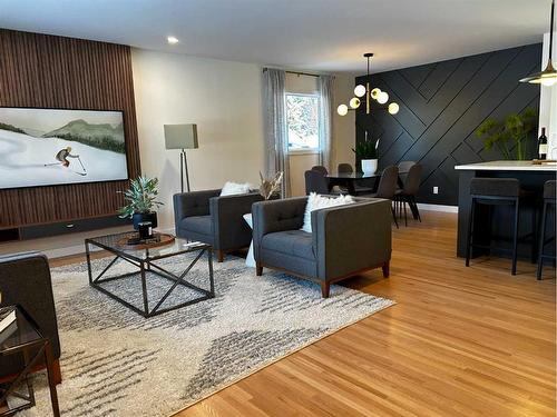 10632 Waneta Crescent Se, Calgary, AB - Indoor Photo Showing Living Room