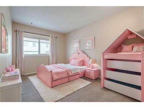 304 Queenston Heights Se, Calgary, AB - Indoor Photo Showing Bedroom