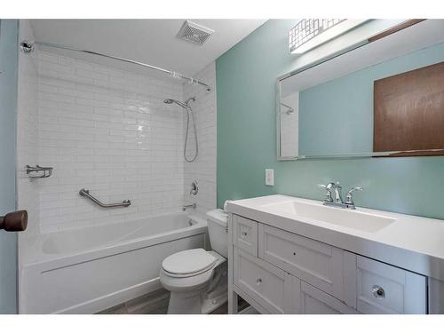 304 Queenston Heights Se, Calgary, AB - Indoor Photo Showing Bathroom