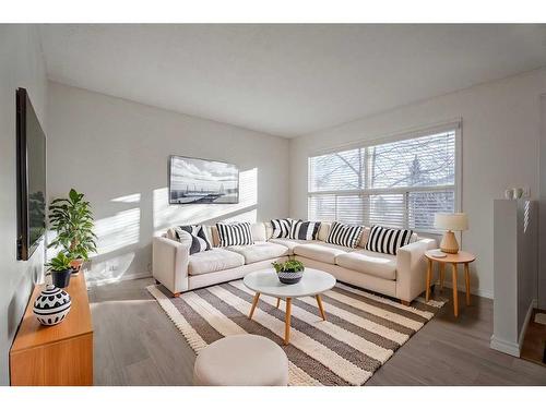 304 Queenston Heights Se, Calgary, AB - Indoor Photo Showing Living Room