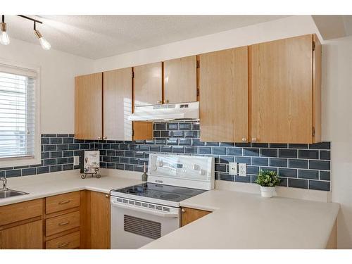 304 Queenston Heights Se, Calgary, AB - Indoor Photo Showing Kitchen