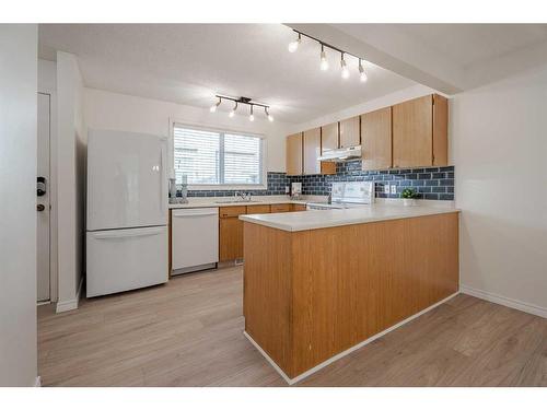 304 Queenston Heights Se, Calgary, AB - Indoor Photo Showing Kitchen