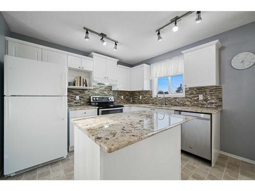 97 Covepark Close Ne, Calgary, AB - Indoor Photo Showing Kitchen