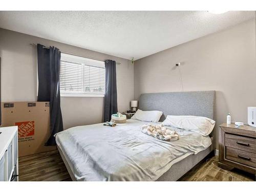 3704 39 Street Ne, Calgary, AB - Indoor Photo Showing Bedroom