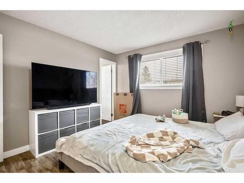 3704 39 Street Ne, Calgary, AB - Indoor Photo Showing Bedroom