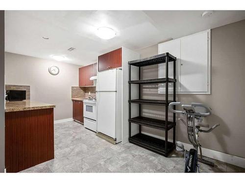 3704 39 Street Ne, Calgary, AB - Indoor Photo Showing Kitchen