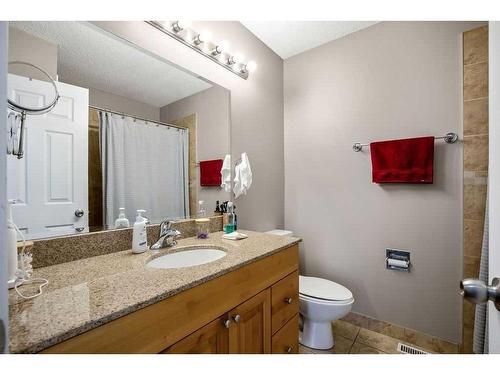 3704 39 Street Ne, Calgary, AB - Indoor Photo Showing Bathroom